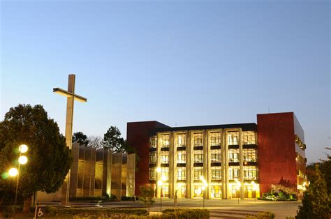 Pontifícia Universidade Católica do Paraná (PUCPR) .